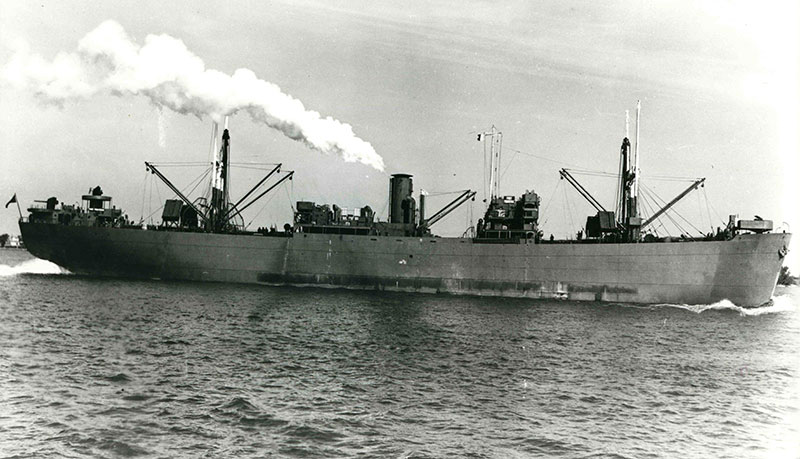 Vue de côté du cargo <em>Fort Frontenac</em> sur l'eau