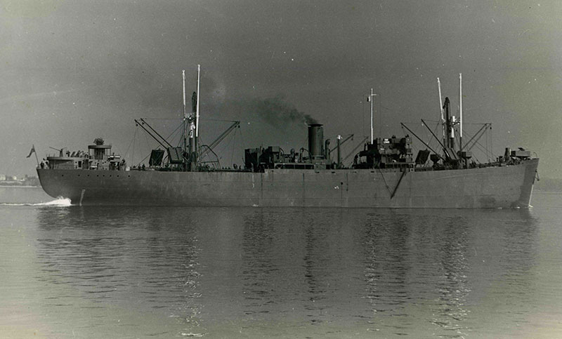 Vue de côté du cargo <em>Fort Lennox</em> sur l'eau