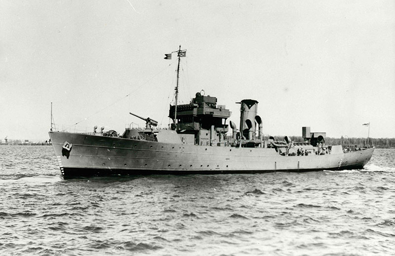 Un plan rapproché de la corvette <em>La Malbaie</em>