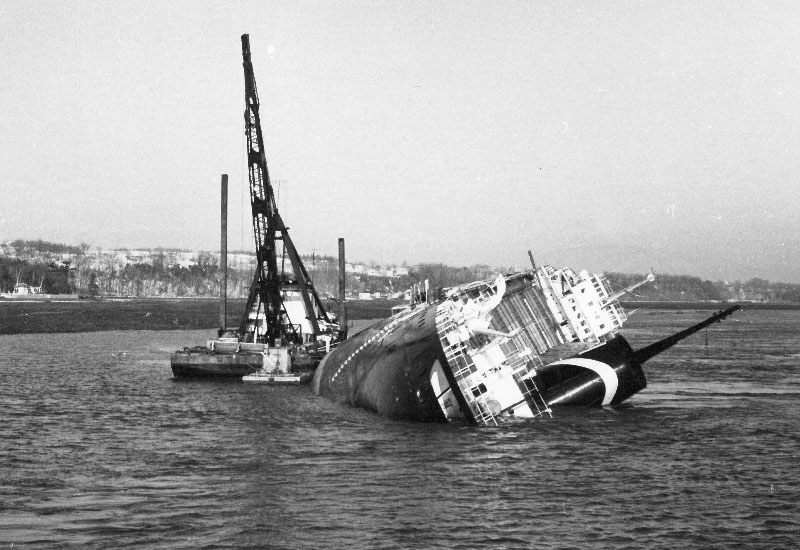 On voit le navire à moitié sous la surface de l'eau.