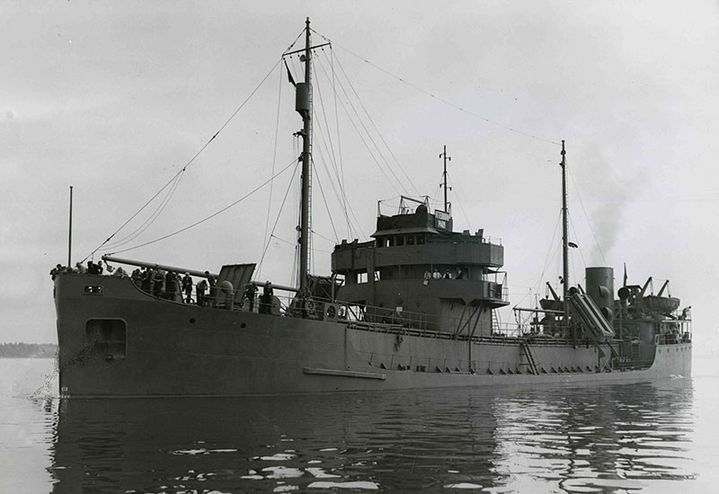 Vue de côté du pétrolier <em>Otterburn Park</em> sur l'eau
