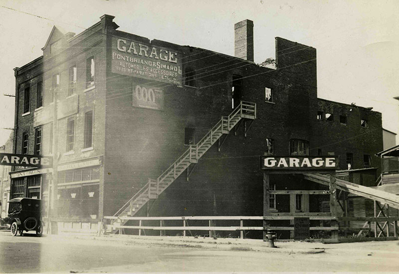Vue extérieure du garage Pontbriand et Simard en briques