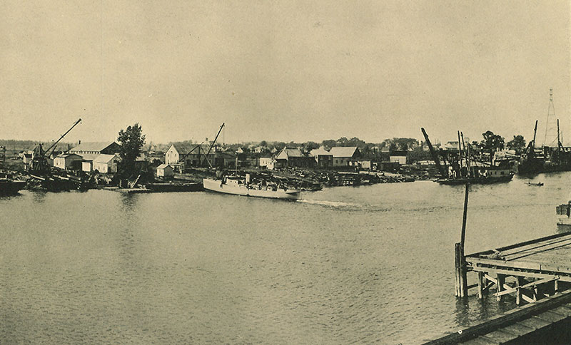 Vue sur les bateaux sur la rivière Richelieu près des Chantiers Manseau