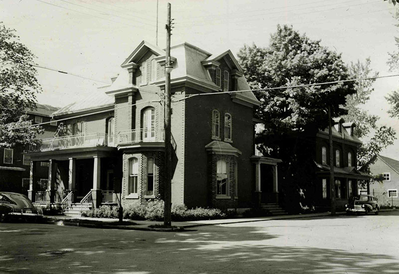La maison en briques avec pignons de Ludger Simard