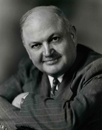 Édouard Simard avec les bras croisés