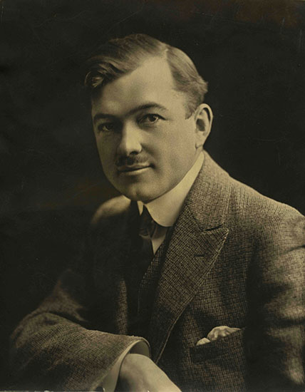 Photo de Joseph Simard avec le bras droit replié vers l'avant.