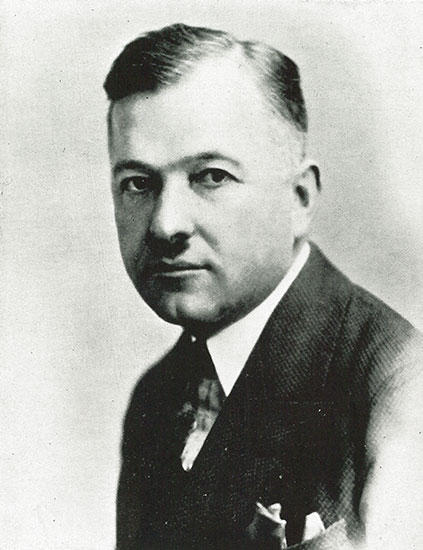 Portrait de Joseph Simard portant une moustache.