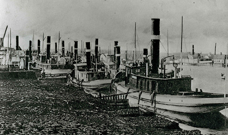 Plusieurs remorqueurs près des chantiers navals